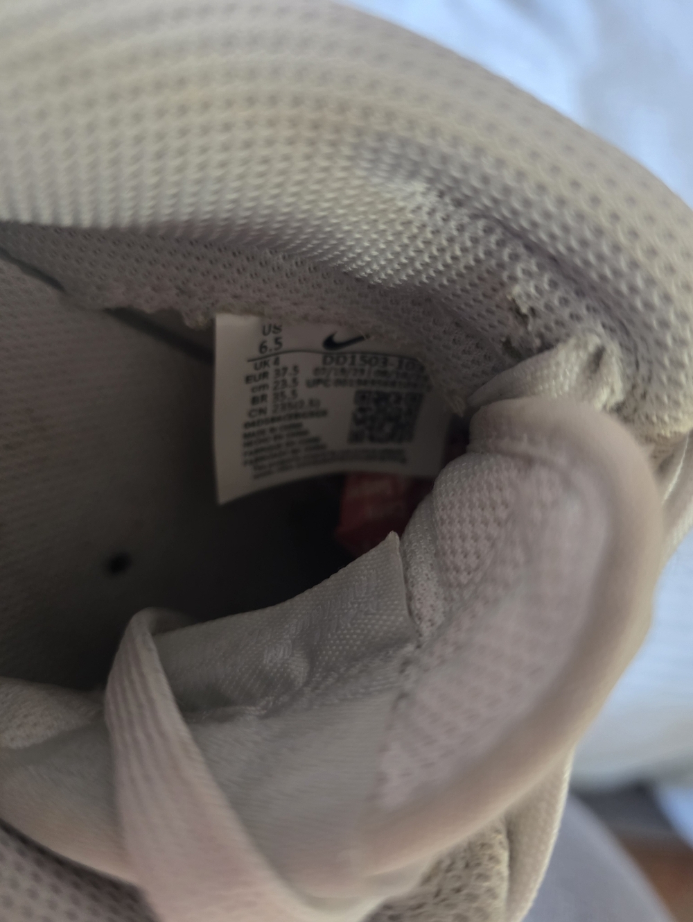 Nike Low-Top Sneakers in Light Gray and White - Picture 5 of 5